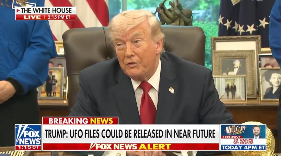 快讯：特朗普谈及UFO
记者：“关于UFO档案，你有最新消息吗？”
特朗普总统：