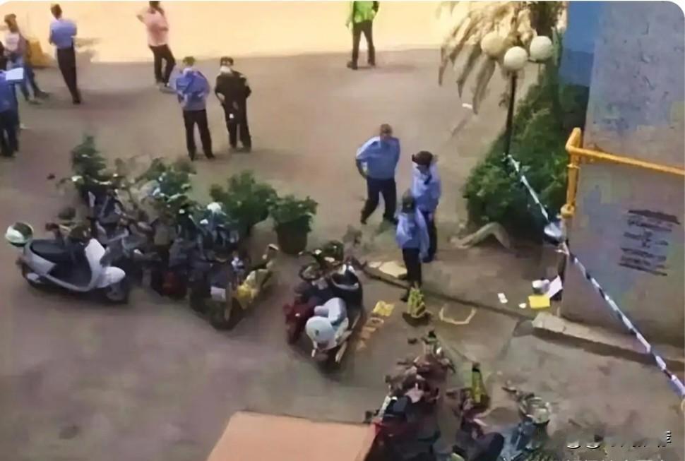 快递送错地址，配送员竟被收件人丈夫当街杀害！谁来守护快递员安全？

一个送错的包