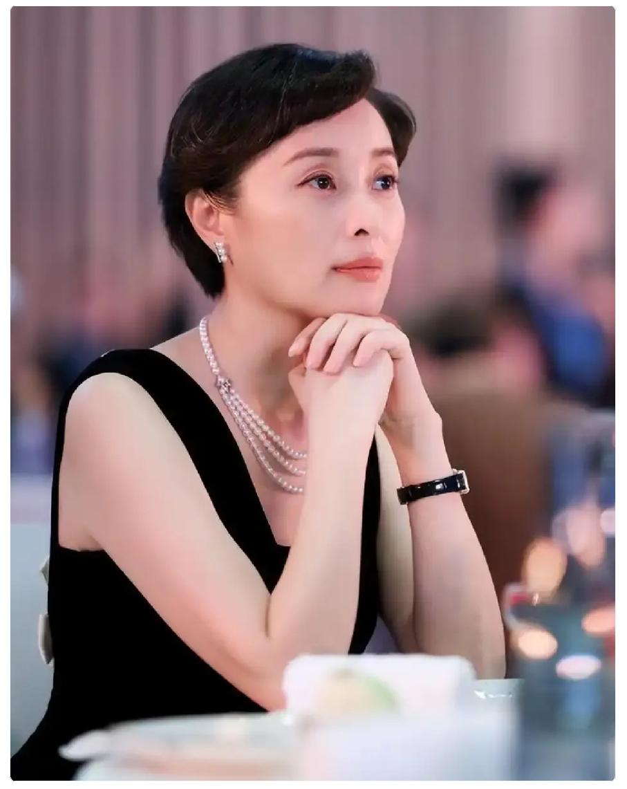 吴越在采访里提到父亲问她：“你会送我去养老院吗？”
她愣了几秒，蹲下来握住父亲的
