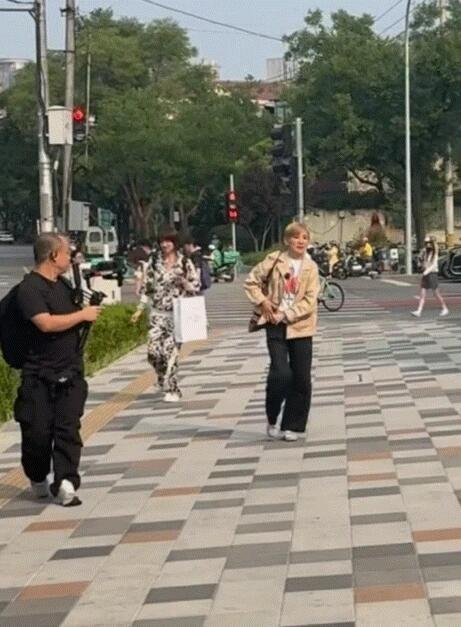 花少8到底几个人出发花儿与少年 好多人啊.jpg！花少团这是把半个娱乐圈都打包带