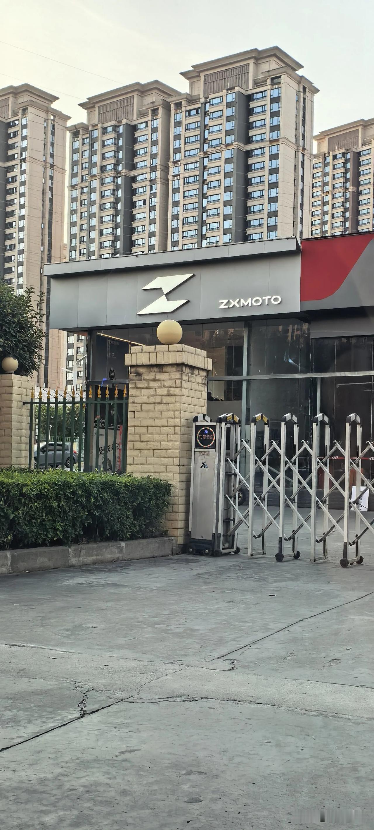 对比西安，安康骑摩托车的也不在少数，更重要的是，竟然在安康街头看到了张雪机车的服