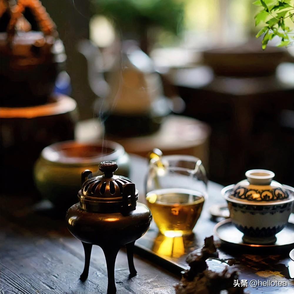 你喜欢在什么样一种状态下喝茶?

午后的光斜进窗，落在办公桌一角。终于停下来，烧