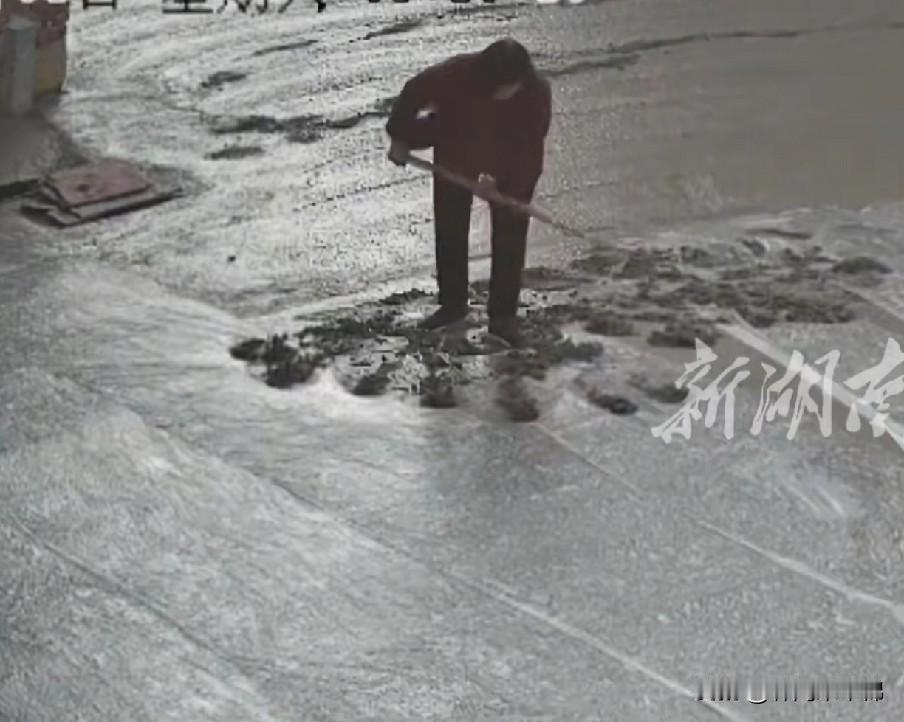 都没招了，谁能治得了这种老人啊？
湖南邵阳一个村子有一段泥巴路，村民经过很不方便