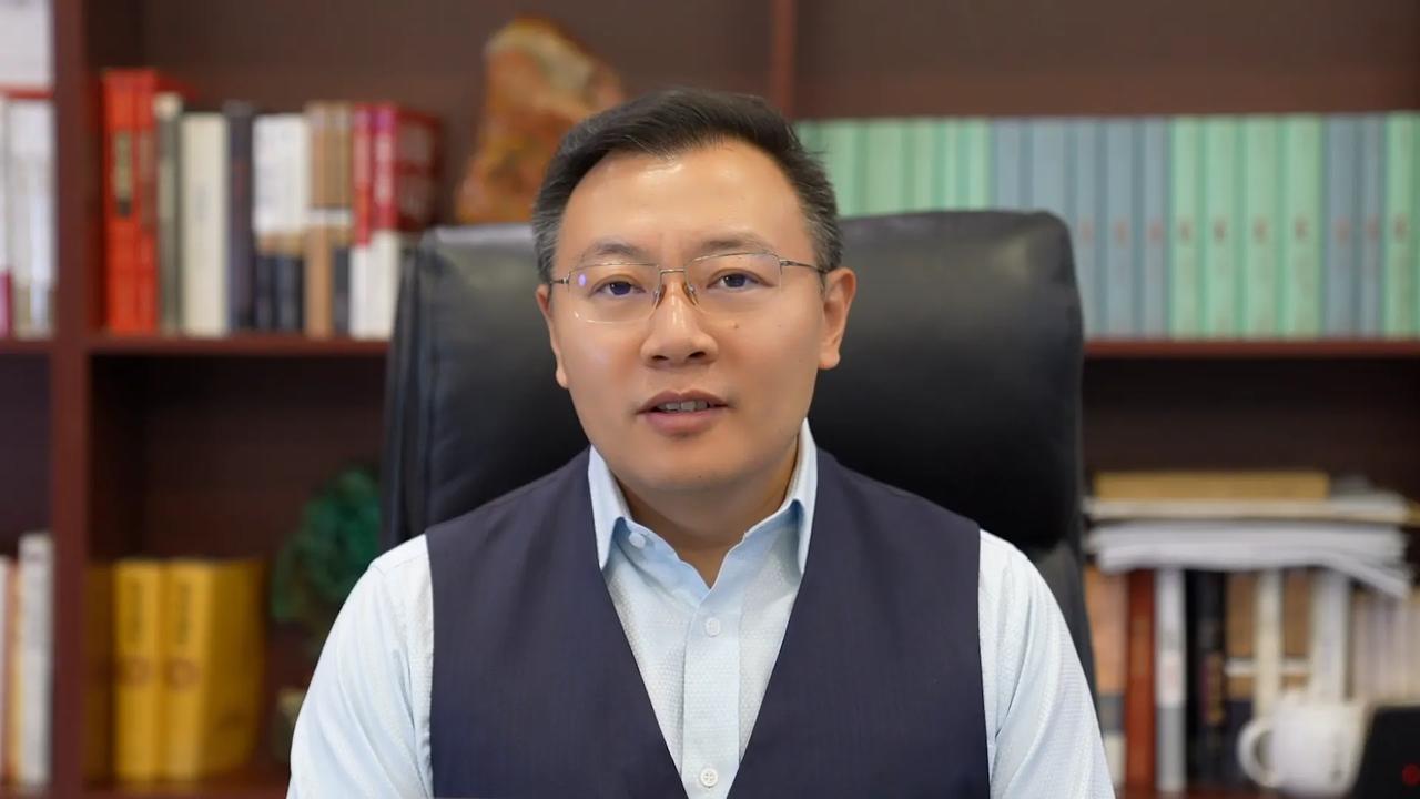 晨练两百个俯卧撑，卷腹，哑铃，正心正念，坚持做长期正确的事，自律才能自由