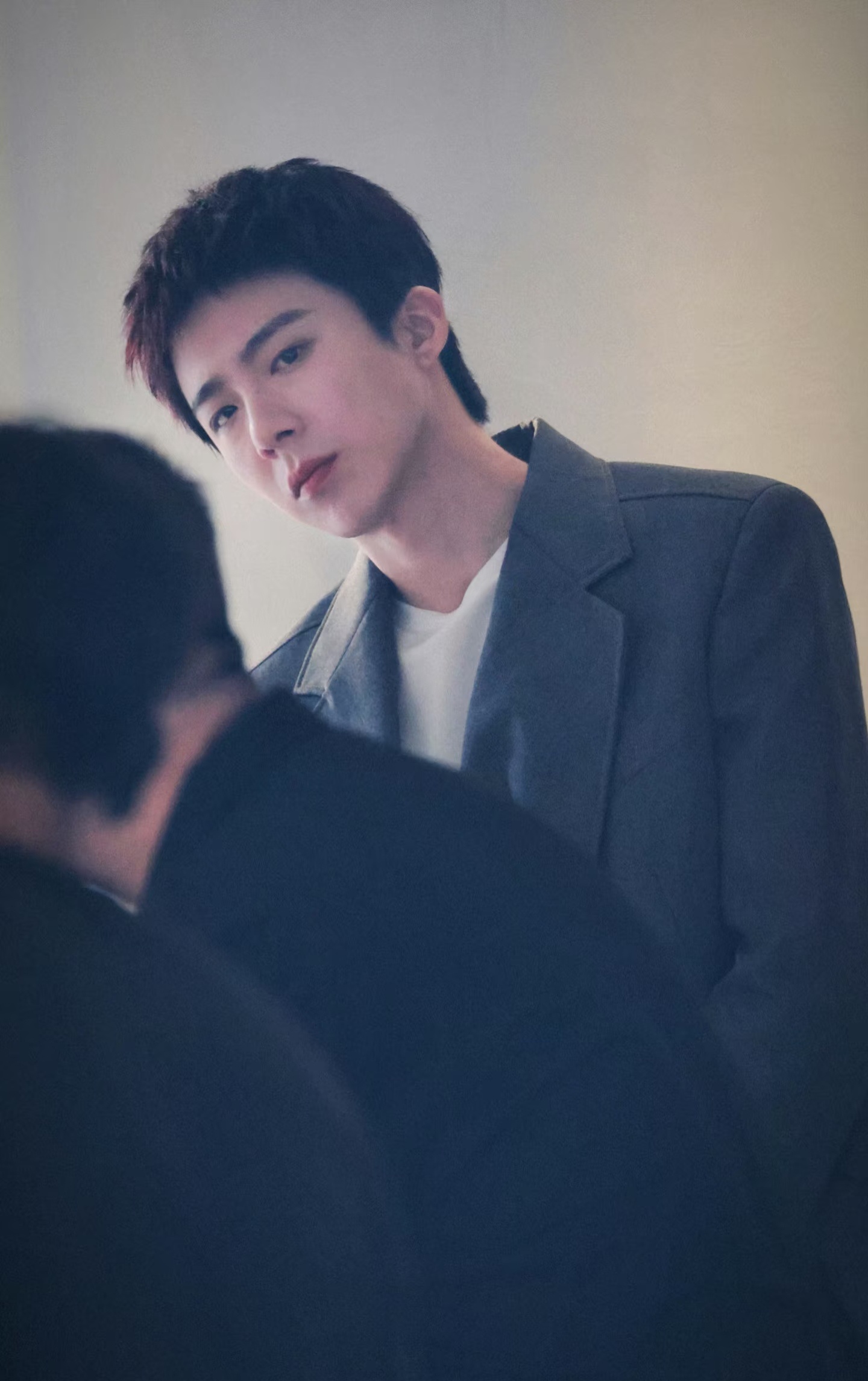 刘宇宁小贝透着清清爽爽少年感，这眉眼一抬就自带着苏感。这颜值很哇塞，谁能不心动呢