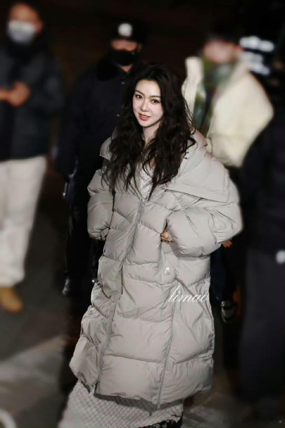 薛凯琪深夜春晚彩排明媚感薛凯琪这状态太绝了！深夜现身央视春晚彩排，小卷毛配亮眸自