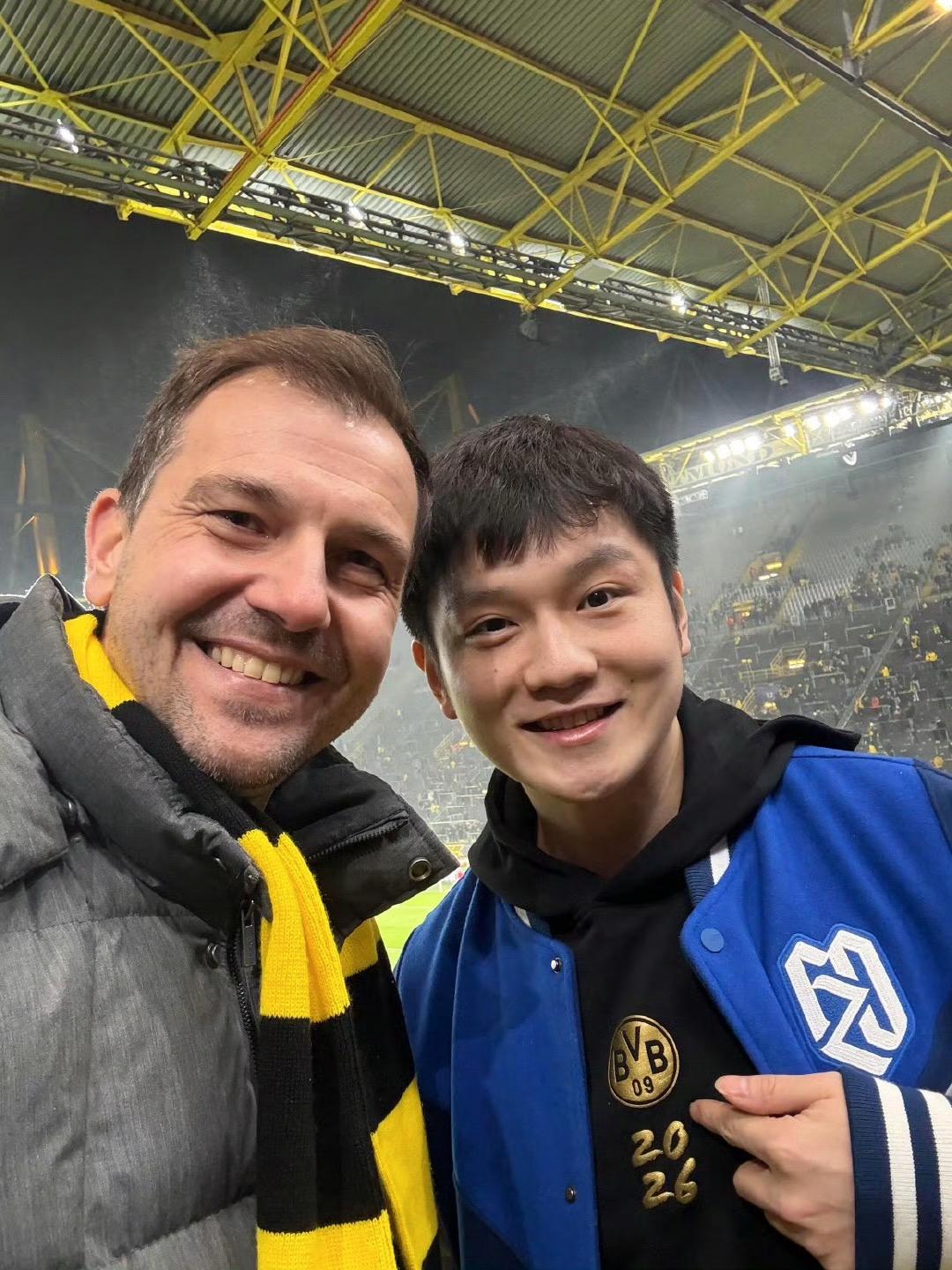 1.29 樊振东与波尔现场观战多特蒙德的欧冠比赛