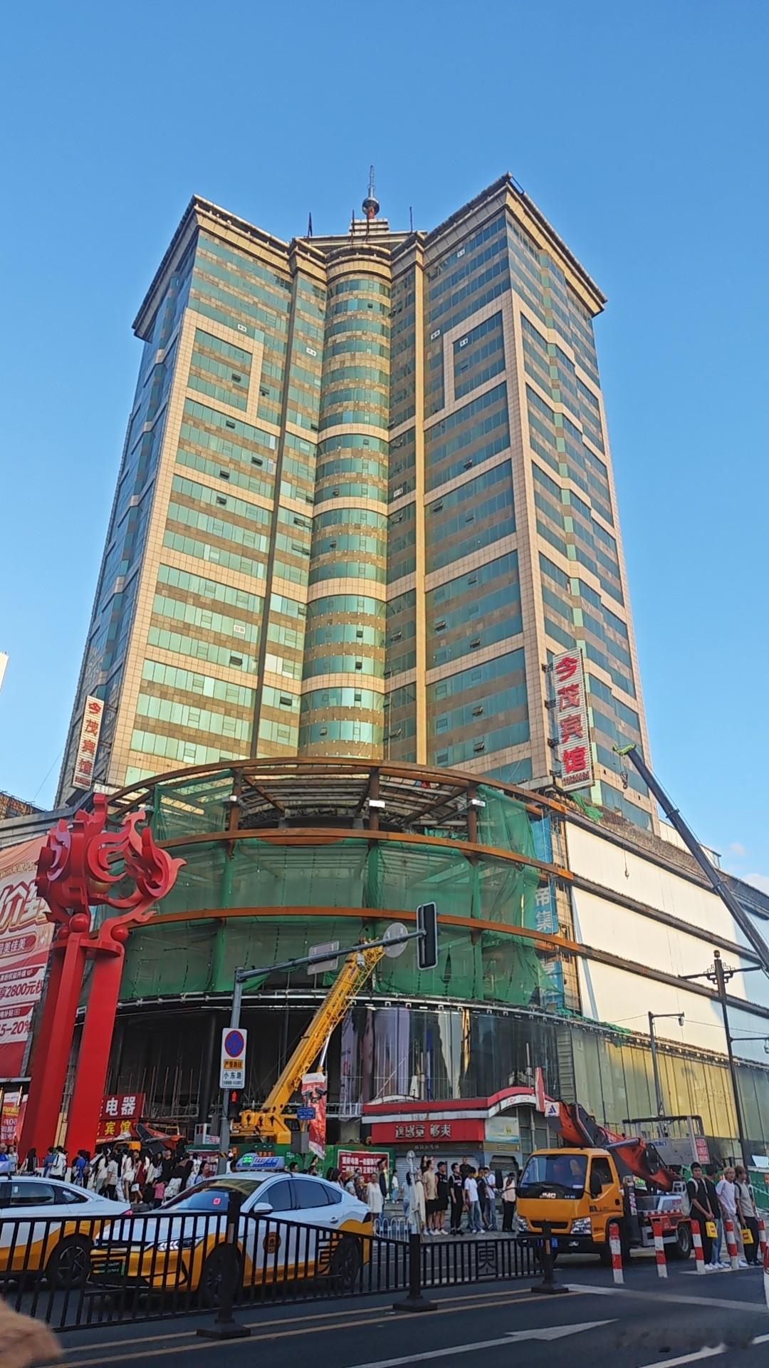 中街迎来新变化！原国美大楼外立面改造，老商圈焕新进行时
 
路过沈阳中街的朋友应