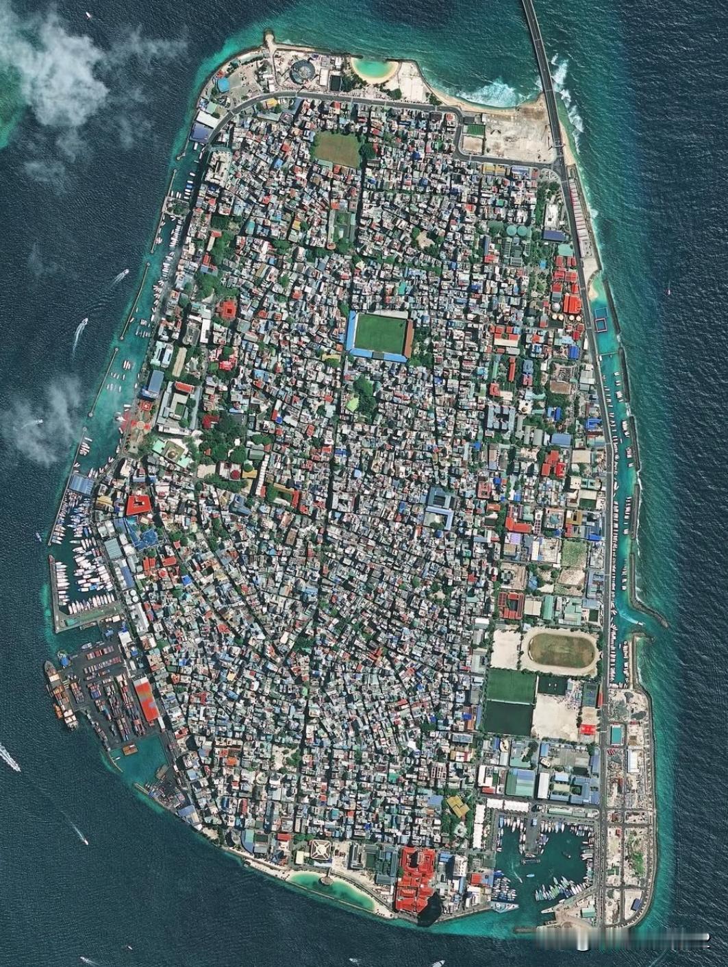 马累，作为马尔代夫的首都，是世界最挤的首都之一。
    有人说他们的夜生活是不