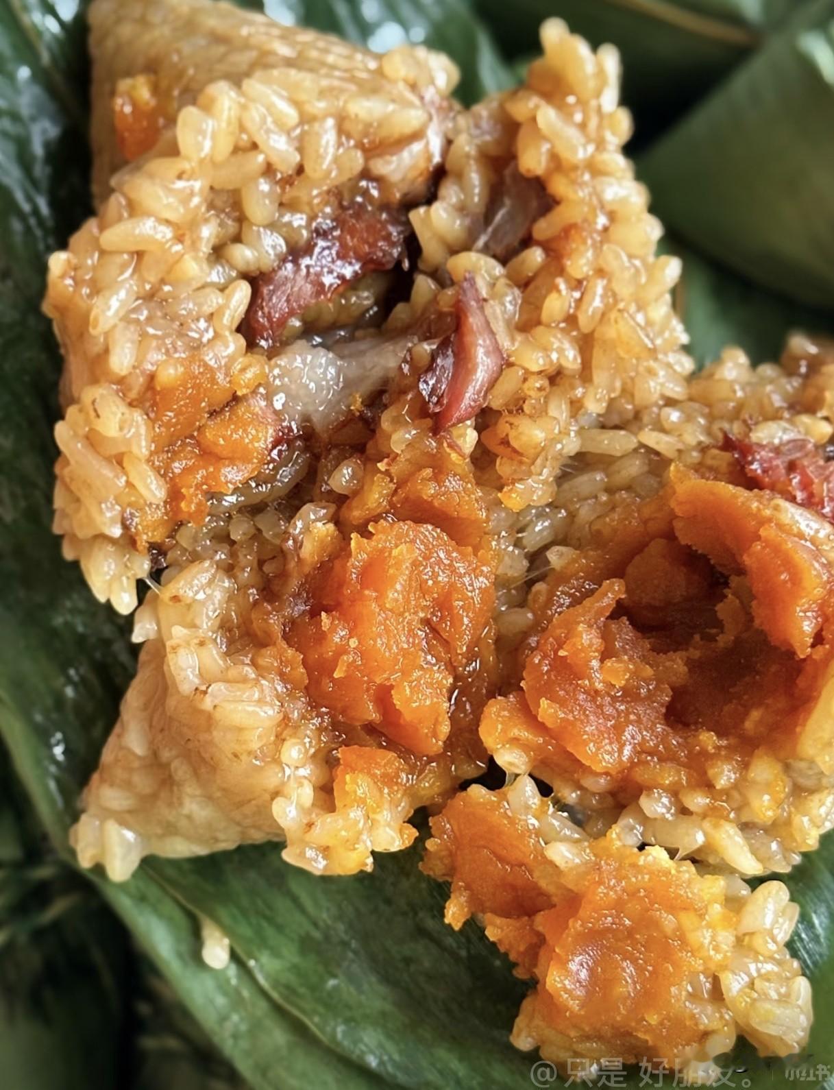 你觉得粽子应该是咸的还是甜的我觉得咸甜粽子各有各的味道，实在分不出高下。甜粽软糯