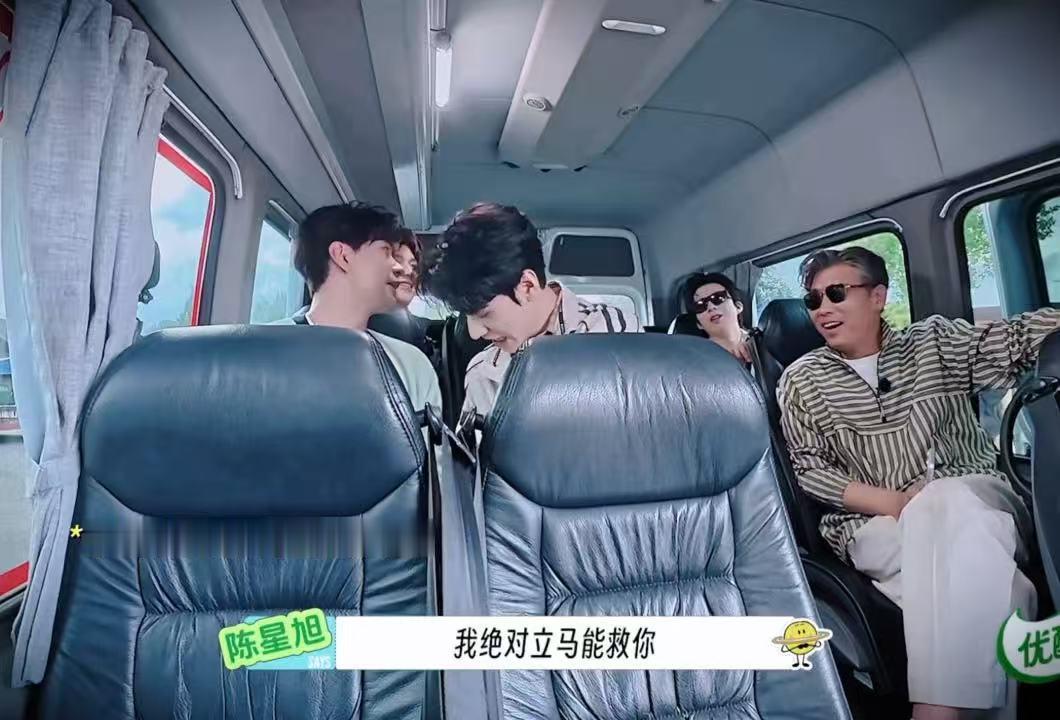 刘宇宁你抹什么嘴周也吓刘宇宁地球超新鲜刘宇宁不会游泳还强装镇定，周也一个“嘴巴白