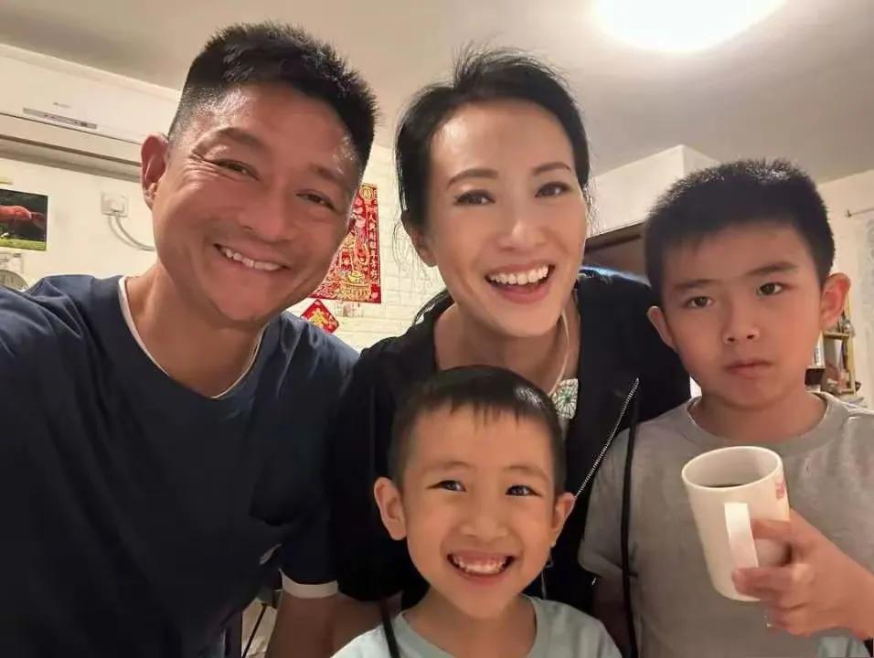 原来他们是夫妻！2个儿子真可爱
男的是TVB金牌绿叶，很多电视剧都有他的身影，演