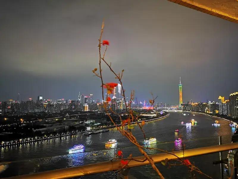 你是否曾遇到过这样的场景？在职场上，面对诱惑和压力，有人选择了妥协，甚至走上了歧