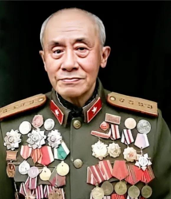 1938年，八路军排长肖万世因手下小战士捅死挑衅的日军俘虏，被上级以驭下无方撤职