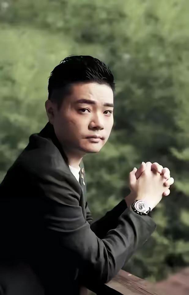我一直以为身价过亿的丁俊晖，在英国就是住豪宅、玩投资。结果朋友扒出，他竟在谢菲尔
