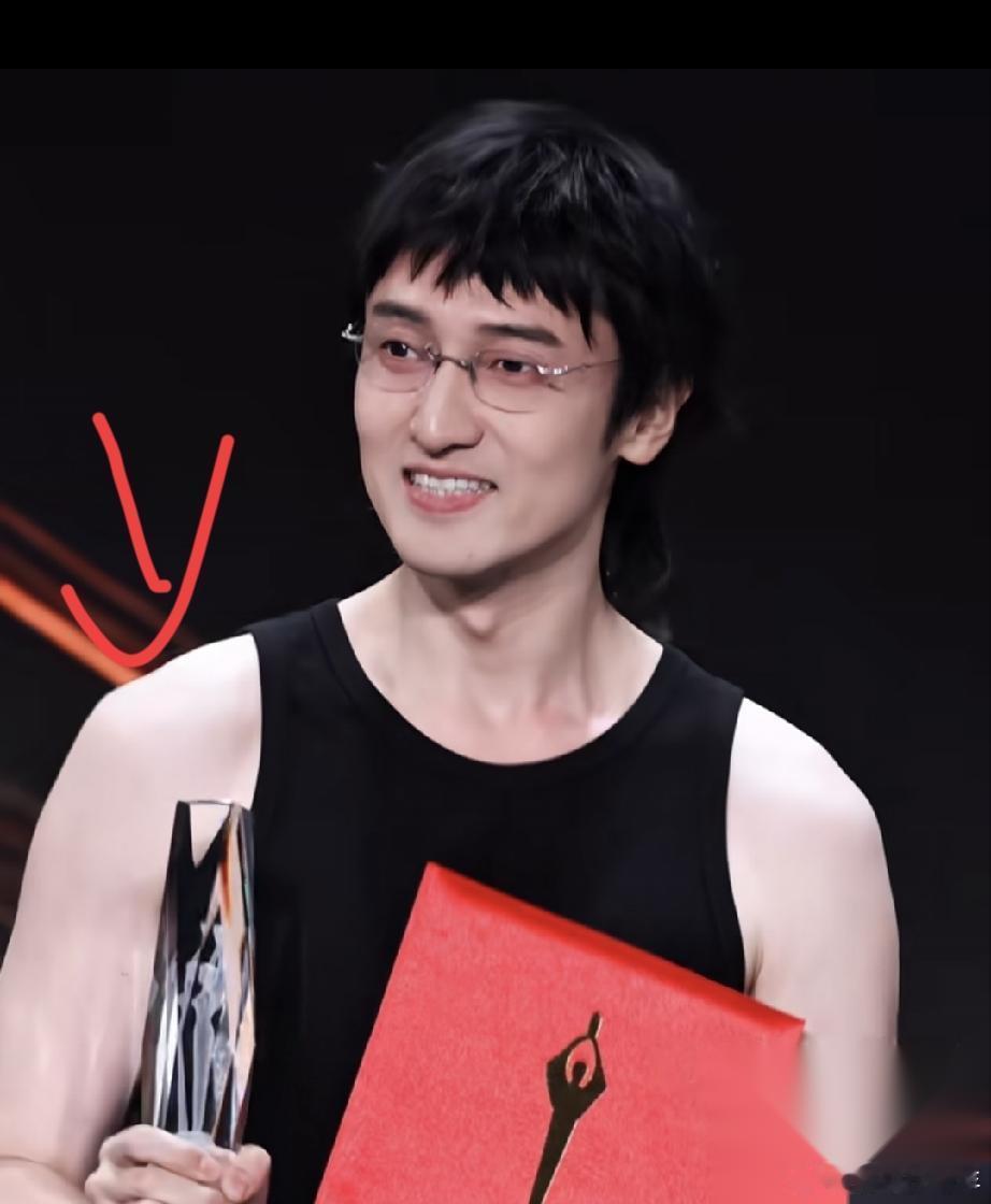 这个世界上我最看不懂的 就是王传君了 今晚百花奖领最佳男配提名时，他居然穿着件黑