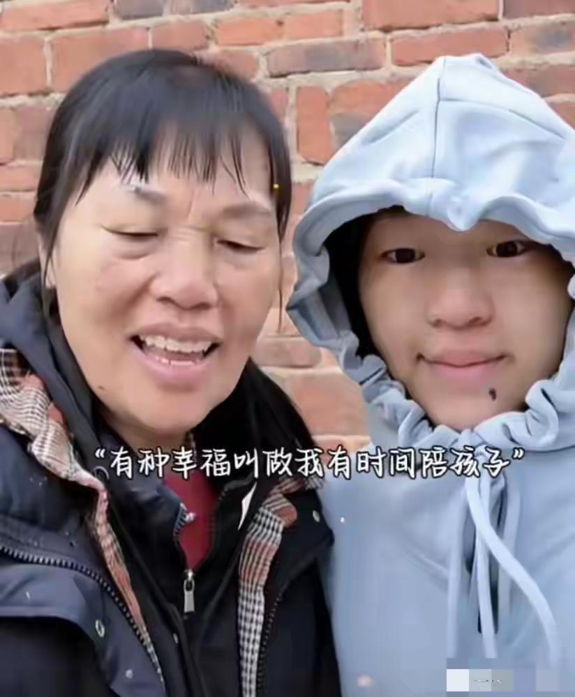 全红婵妹妹回老家，也会引起轰动，但在妈妈的眼里，就是陪伴的幸福。
有人给全妹家盖