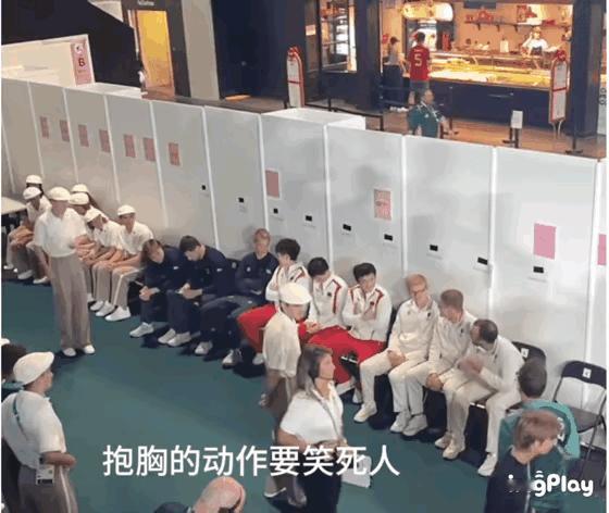 龙队带俩熊孩子容易吗
这也是龙队带的最后一届了
宠着呗
等待颁奖这俩熊孩子一边一