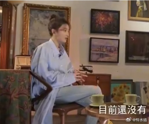 秦岚应该是感情上受过伤 无意间刷到了秦岚和鲁豫的采访。鲁豫问秦岚有没有前男友向他