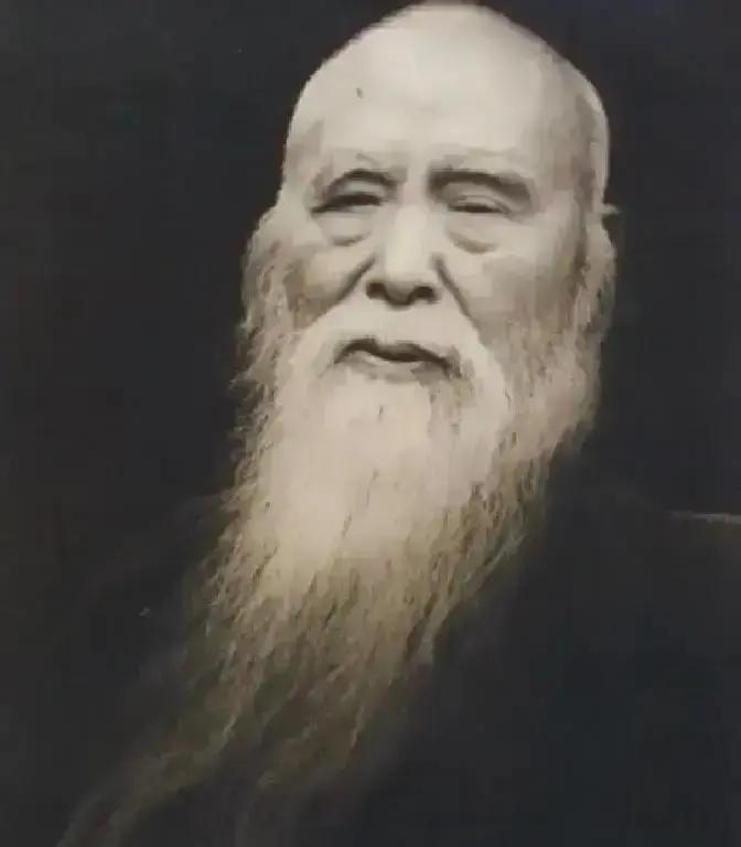 1949年，被迫赴台数月的于右任，冒险飞回重庆打算接走留守的妻女，到了家门口才得