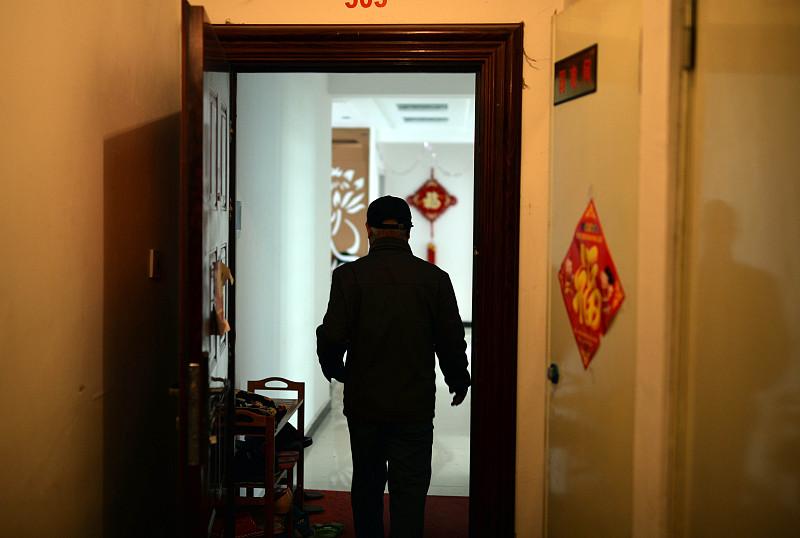 人间百态
男子顾顺与妻子都是独生子女，结婚后恩恩爱爱，小夫妻幸福的不得了。只是每