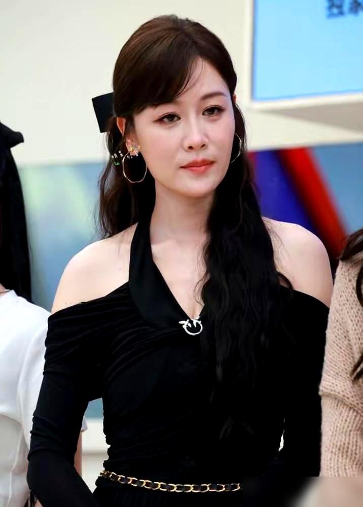 90万人涌进直播间，老板盯着后台，成交额不到2000块。叶一茜二话不说，把坑位费