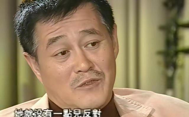赵本山说：“如果我二十岁之前不是在农村，我是绝不会离婚的。那时候村里好几个光棍，