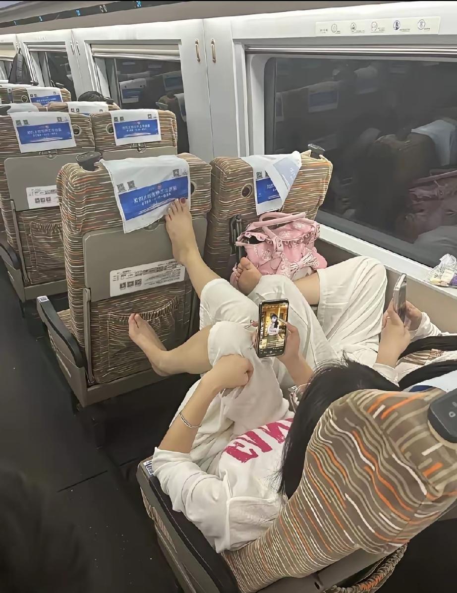 火车车厢尴尬一幕！俩姑娘当众脱鞋，全车人敢怒不敢言。
坐火车最考验素质的，从来不