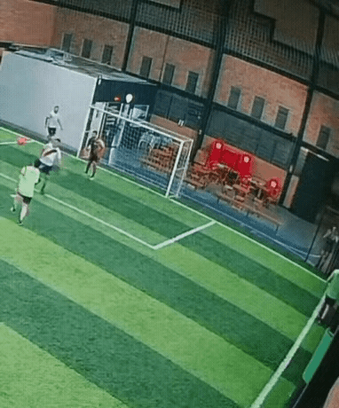 这下你相信了吧。
倒钩射门不是谁都可以的。