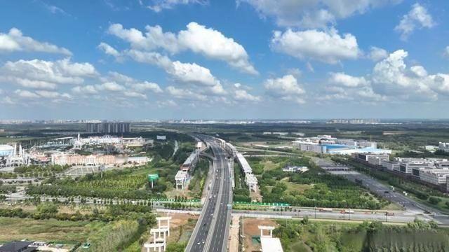 28日，我国首个“6车道改12车道”高速公路改扩建项目——京台高速齐河至济南段改