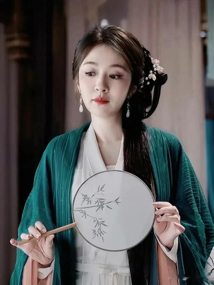 没人在骨不在皮，美貌在气质面前不值一提！当36岁的王晓晨在《庆余年2》里，遇到了