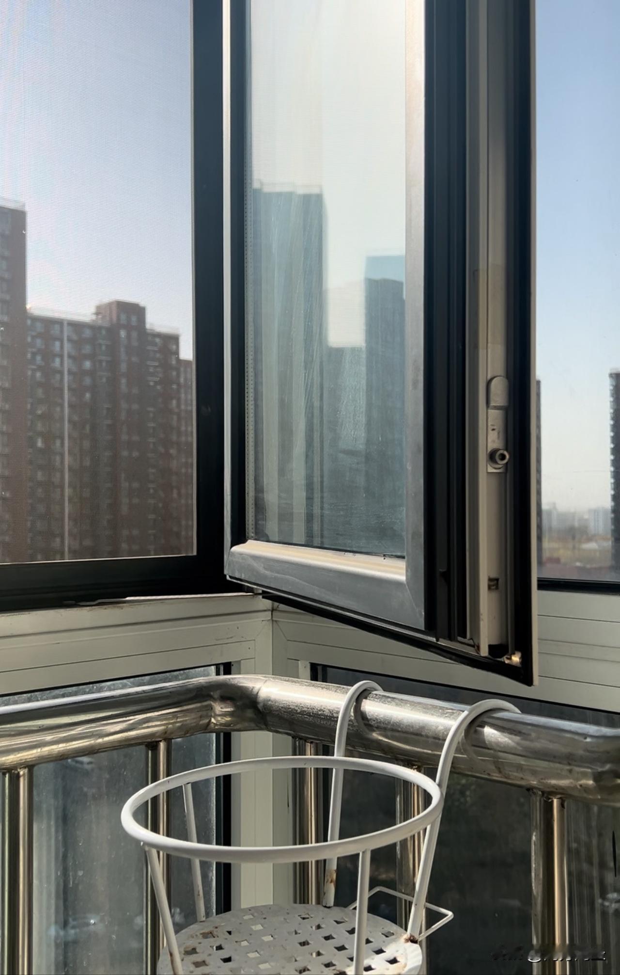 北京的七级大风，你遇到了吗？
今天是周末，北京狂风大作，遭遇七级大风。
十五楼的