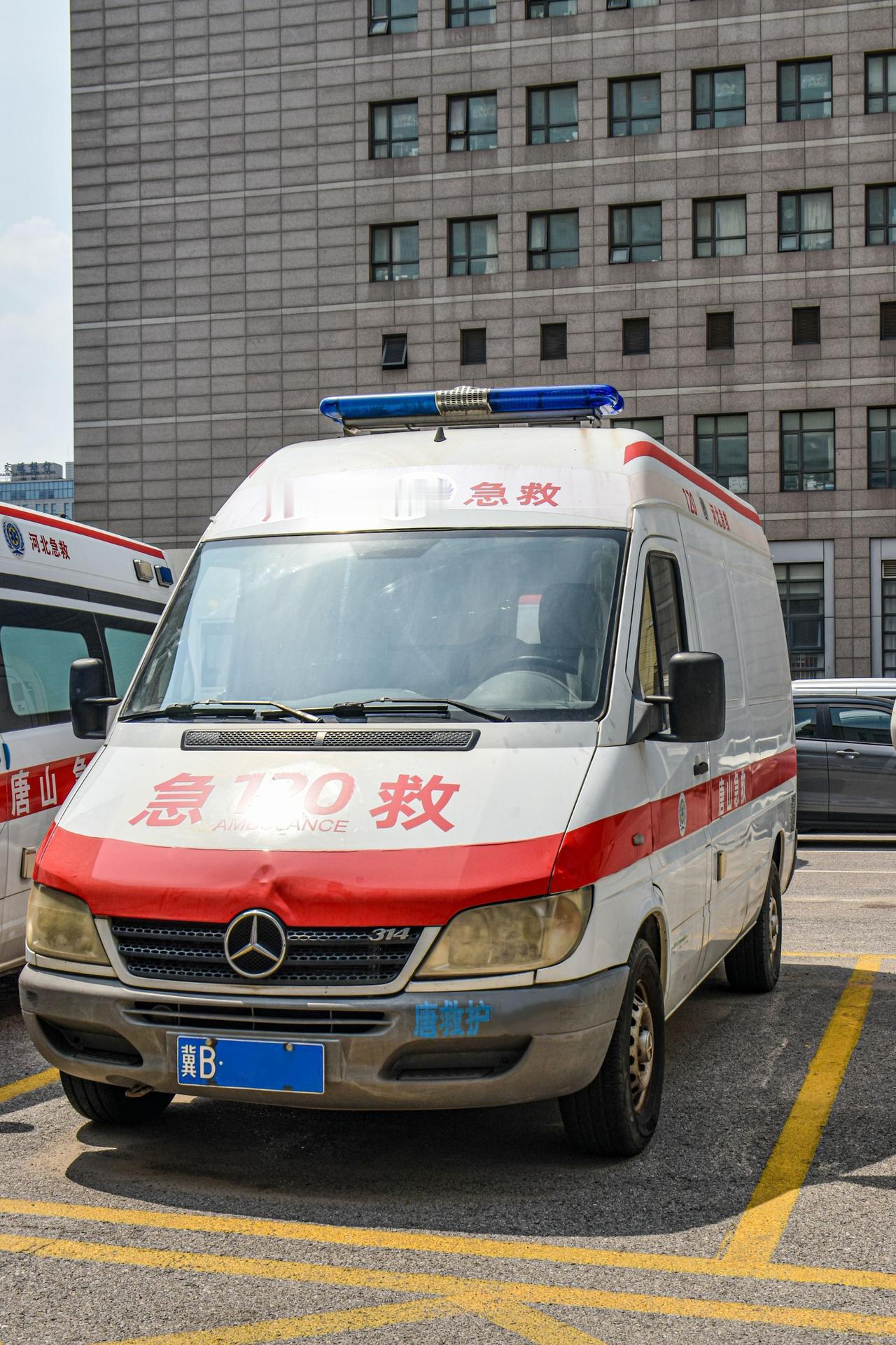 唐山街头藏着辆急救老功臣——初代2000年后期改款的奔驰Sprinter 314