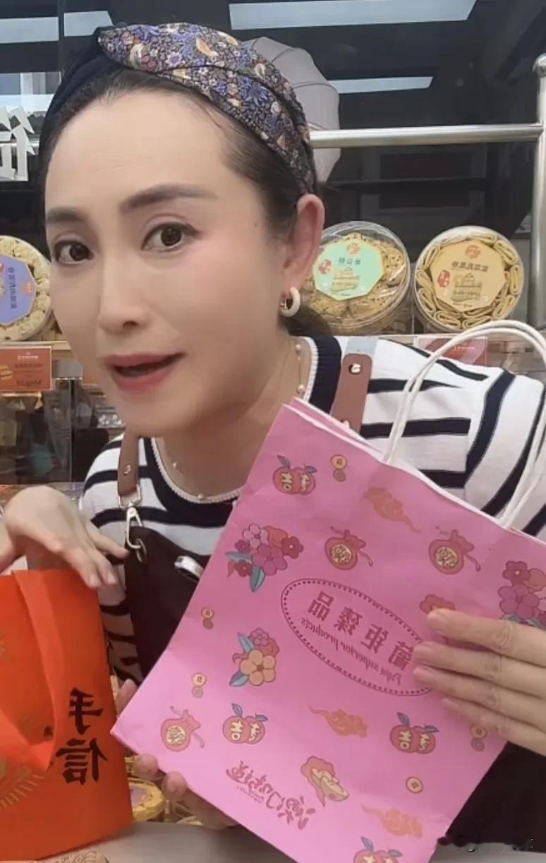 主持人丹丹对工作有很高的敬业度。最近，应该是受到品牌方邀请，前往澳门直播带货。品