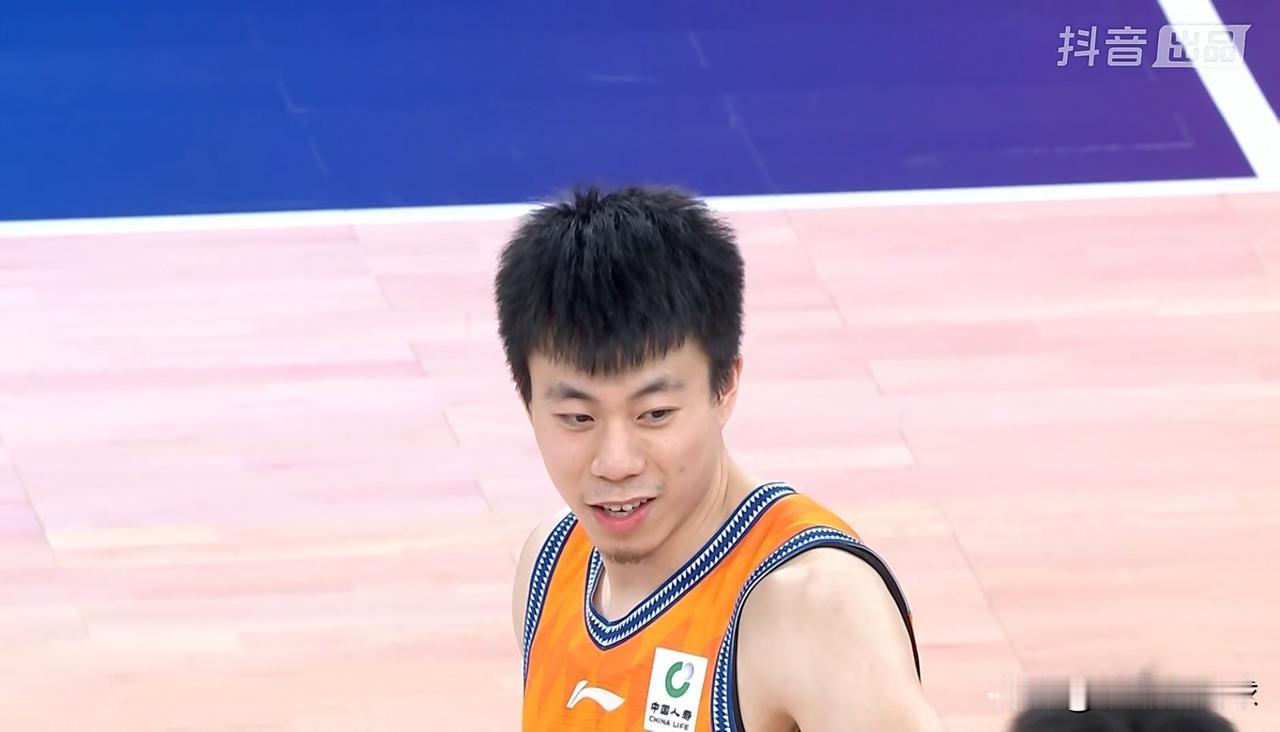 上海久事巨星张镇麟的三分球真是没救了！在今天上海久事主场迎战青岛崂山啤酒的比赛中