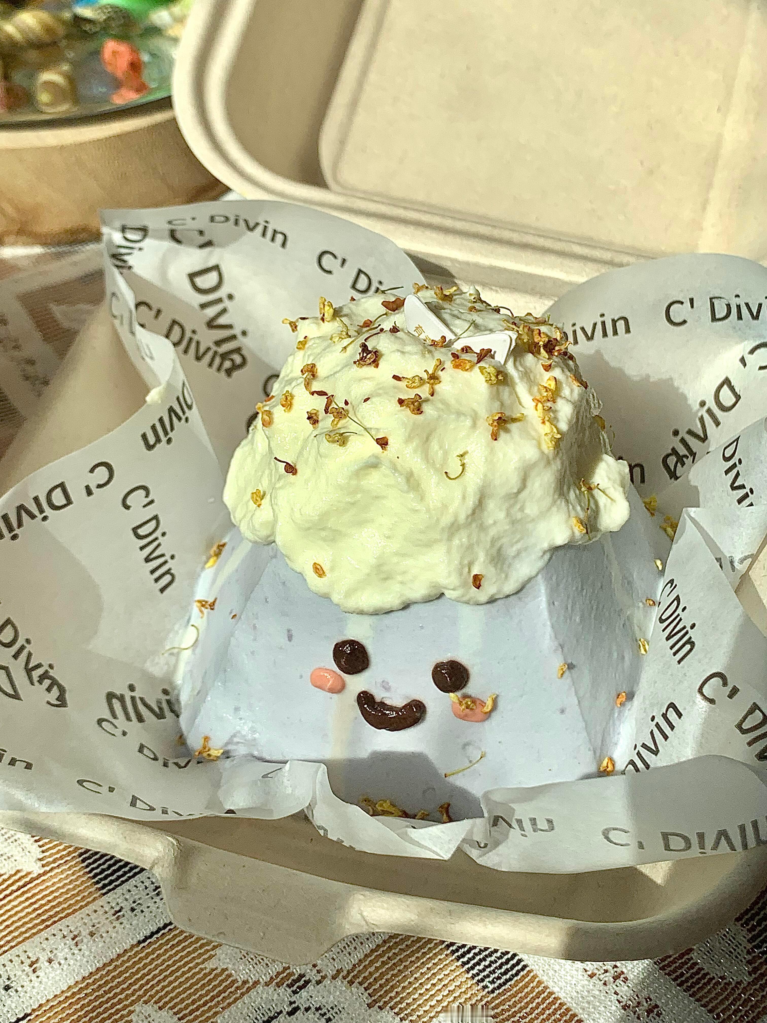 超级美味又超级cute的小蛋糕！！！还有芋圆水果捞也很好次滴！喜欢喜欢