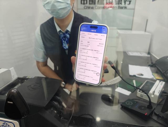 银行，终于有点慌，开始使劲留客了。
五大行把之前取消的1.6%的大额存款利率，又