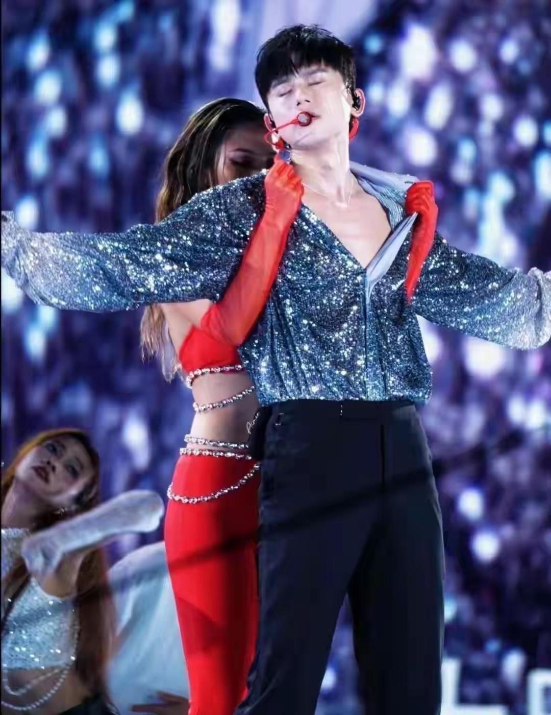 突然理解谢娜了，在怎么样主持人不会与异性这样亲近。张杰演唱会为了效果，也有这样的