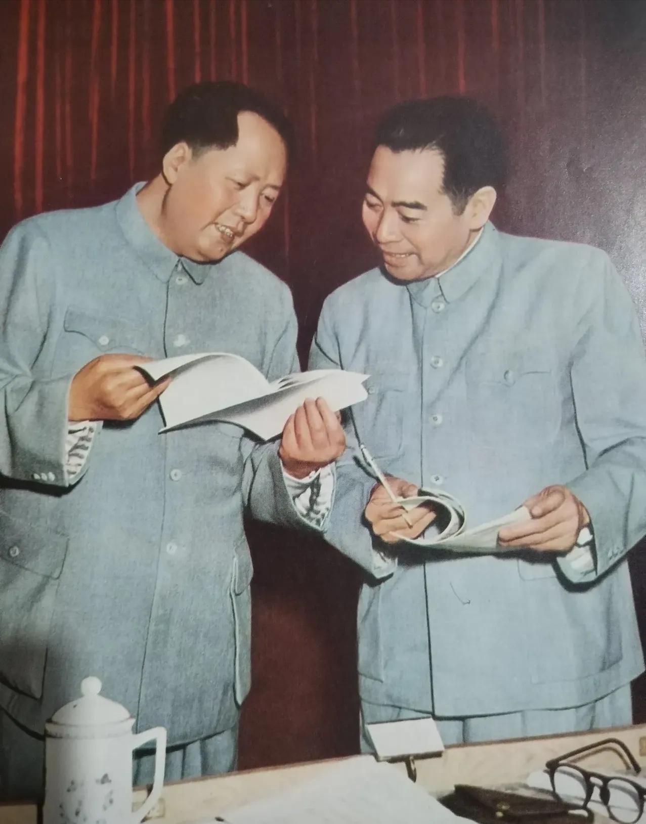 这是毛主席和周总理最真实的合影，都看看吧，两位伟人是亲密无间的革命战友，每次看到