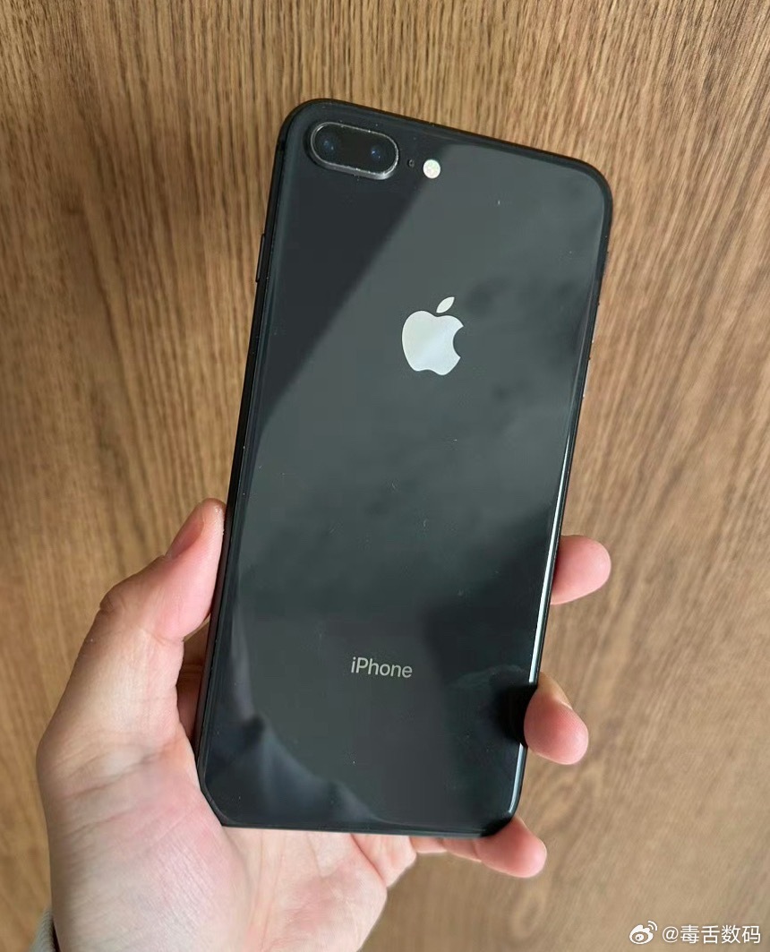 3个旧手机能换一台iPhone抽屉里翻出一台iPhone8 Plus，还能换啥