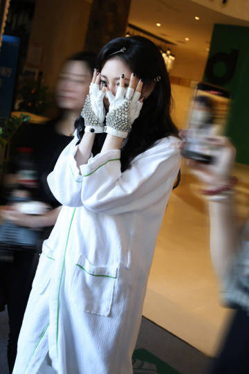 宋妍霏满钻白色皮手套  宋妍霏搭配上这满钻白色皮手套的一瞬间，整个人的气质更上一