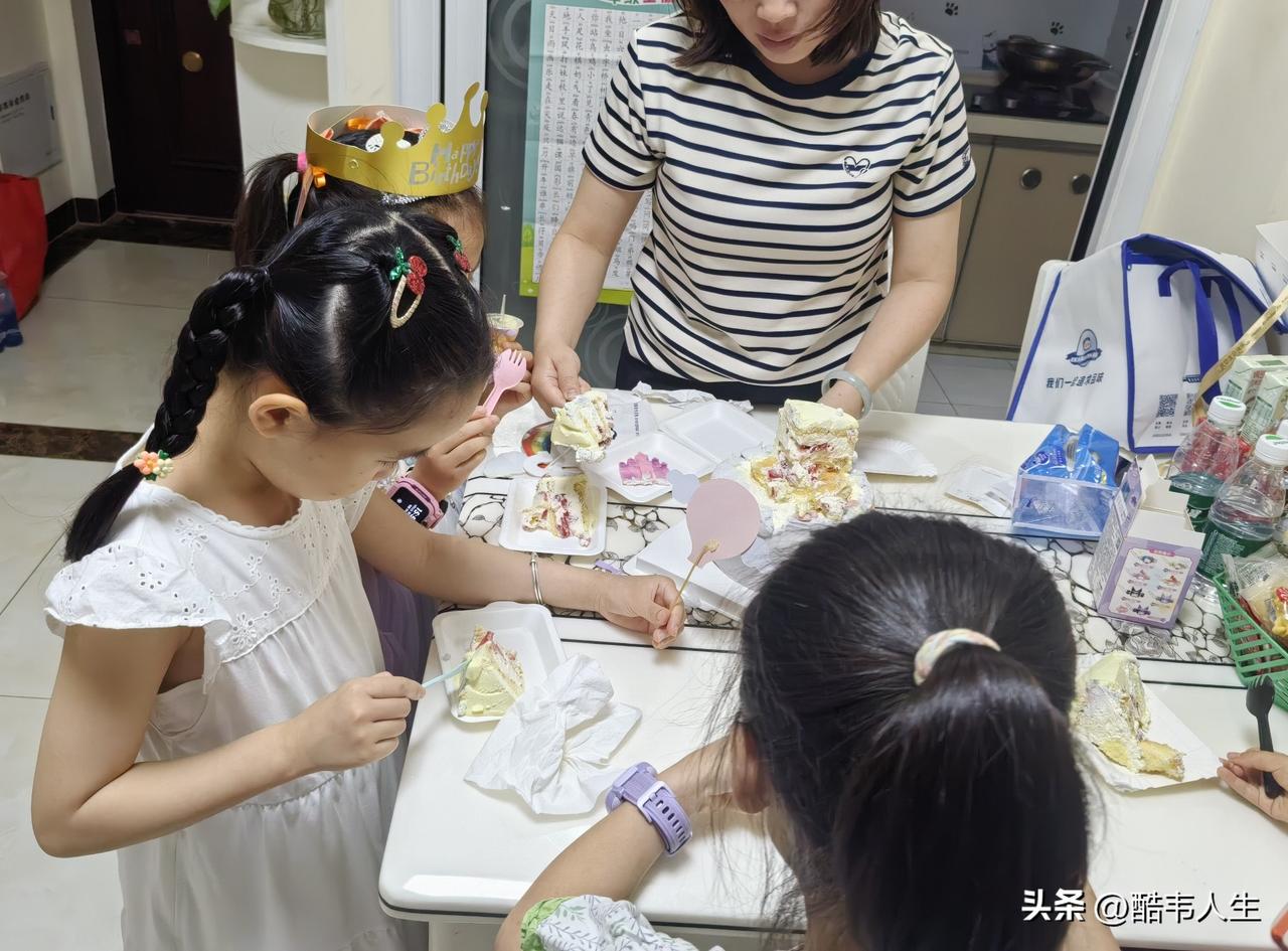 悄悄地吐个槽。我老婆出门是要化妆的，这大概是 30 岁以后养成的习惯，我问她年轻