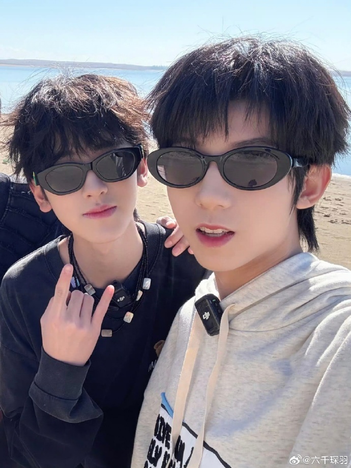 左奇函杨博文小行囊双人卡 左奇函杨博文小行囊双人卡来啦，胶片照好有感觉！是青涩的