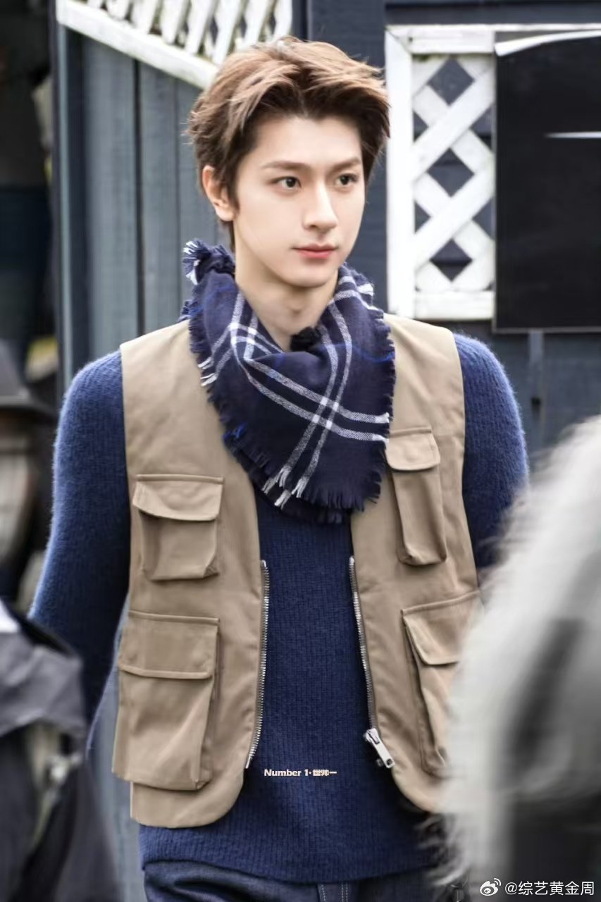 林一 国产马丁 诡秘造型太会了！露额杀直接戳中审美，清冷贵气感拉满，完全认不出是