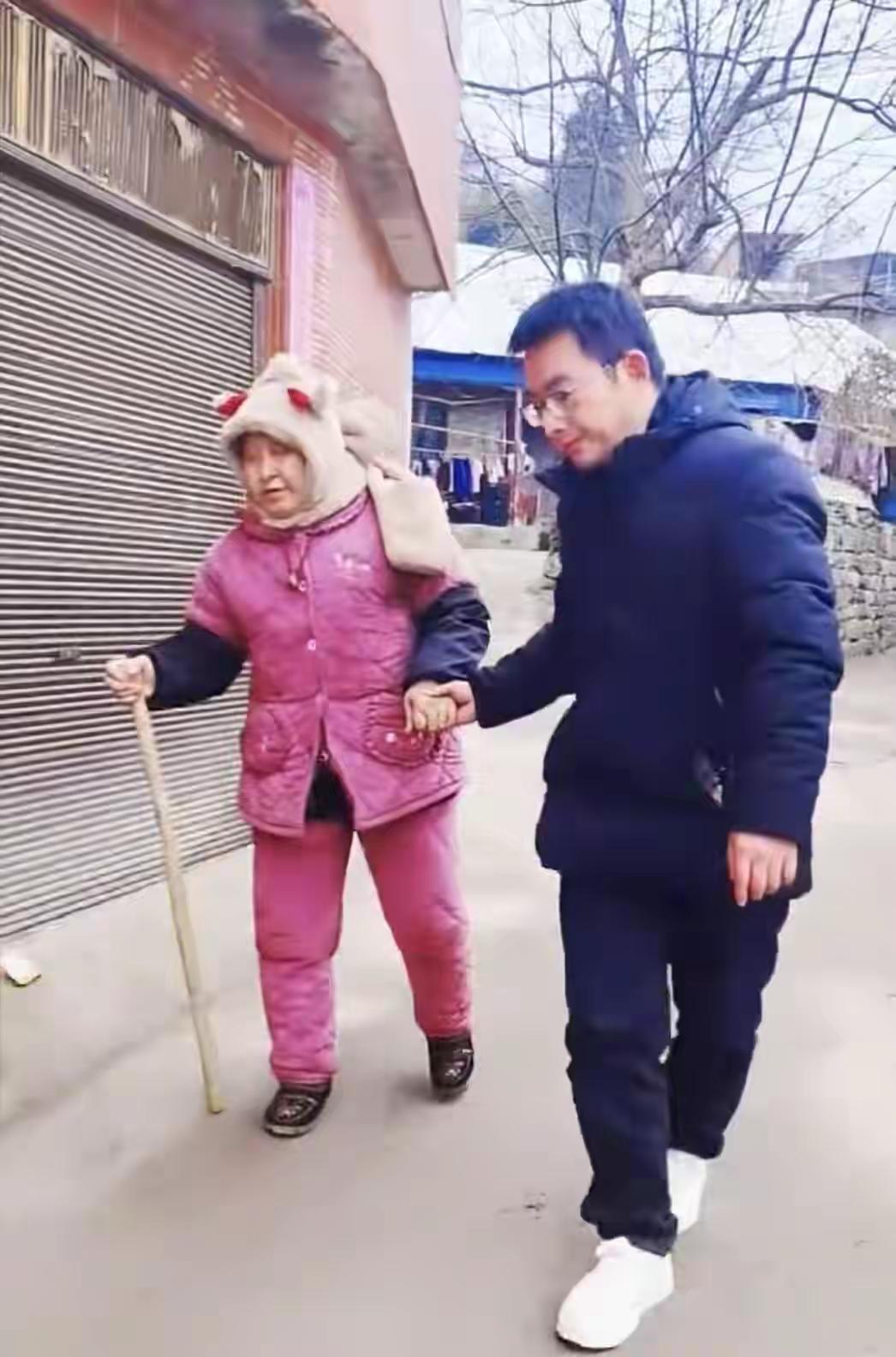 男子被拐34年回家决定留下照
顾双亲

这不是一个简单的归家故事，而是34年里血