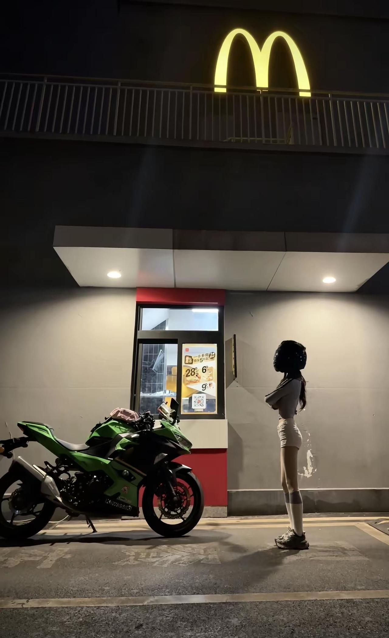 摩的，坐车五元，搂腰十元 摩托车