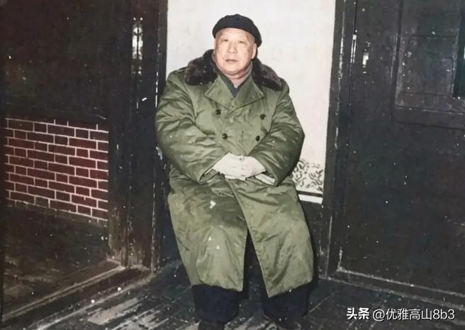 弹指五十载，故人已远去！伍修权重返遵义会议室，睹物思人。
 
1985年1月，恰