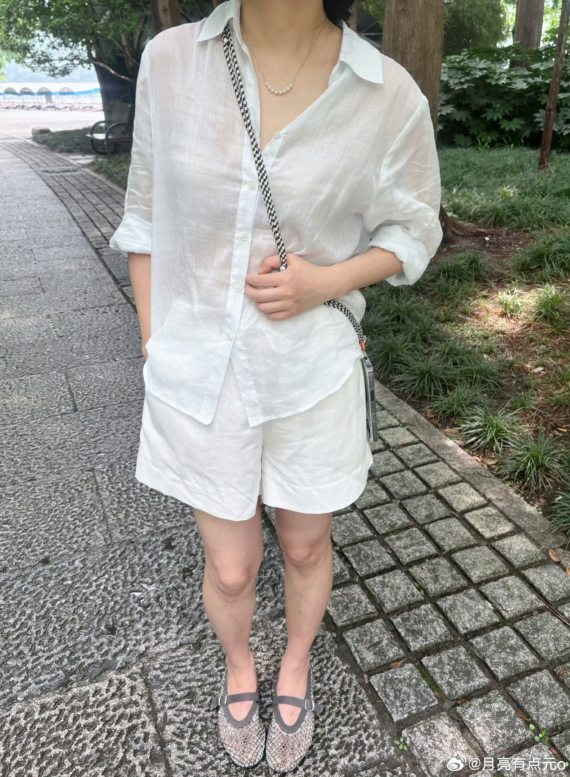 放心啦~虽然是白色，但是有内衬，不会透的~ 