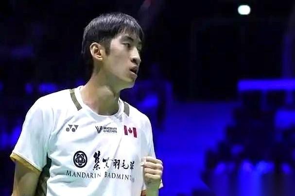 刚刚结束的羽毛球世锦赛男单1/8决赛，直接上演了一出“后浪拍前浪”的硬核戏码。