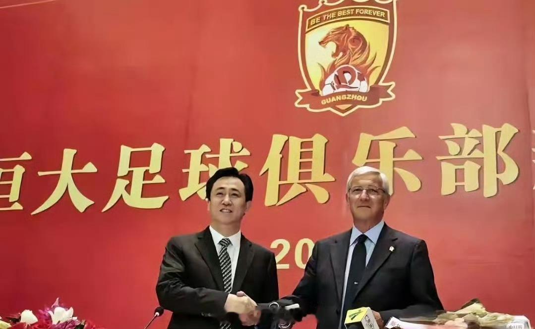 2010年，许家印以1亿元入主广州队，开启狂砸百亿的金元足球时代。恒大不计成本引